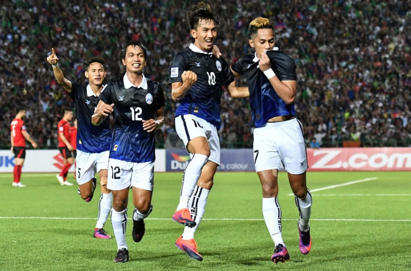 trieu-tap-loat-sao-nhap-tich-campuchia-tu-tin-tao-dia-chan-truoc-dt-viet