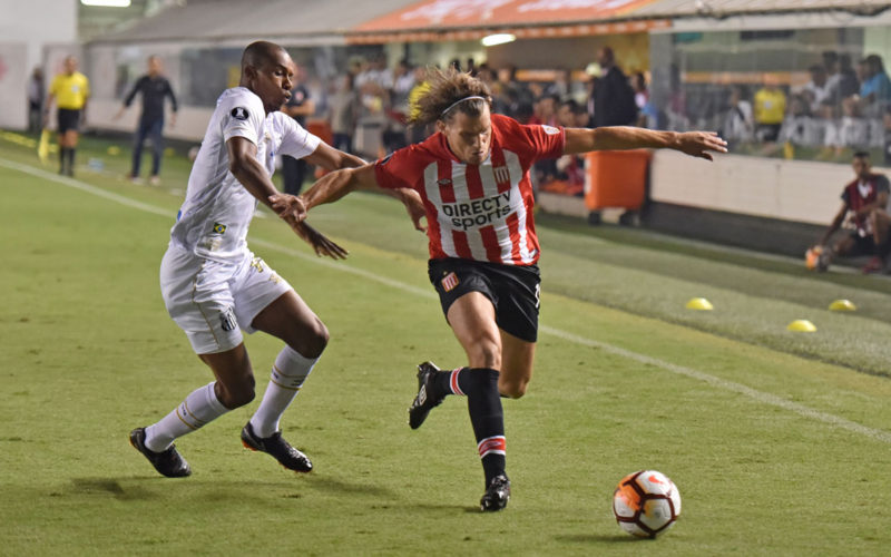Soi kèo châu Á Flamengo vs Estudiantes: 0.83*1/1.5*0.98  Đội chủ nhà Flamengo sẽ tiếp đón đối thủ Estudiantes trên sân Maracana trong khuôn khổ lượt đi tứ kết Cúp Libertadores. Với lợi thế sân bãi cùng phong độ ổn định, đại diện đến từ Brasil được đánh giá cao hơn và nhiều khả năng sẽ giành chiến thắng ở trận đấu căng thẳng này.  Flamengo đang có một mùa giải khá ấn tượng. Sau 22 vòng đấu tại giải VĐQG Brasil, thầy trò HLV Filipe Luis giành 15 chiến thắng, 5 trận hòa và 2 trận thua. Với chuỗi trận bất bại này, họ đang dần lấy lại niềm tin từ người hâm mộ. Lối chơi cân bằng giữa công và thủ, cùng sự gắn kết giữa các tuyến giúp Flamengo duy trì được sự ổn định trước những đối thủ mạnh. Đặc biệt, mỗi khi được thi đấu trên sân nhà, Flamengo luôn thể hiện bản lĩnh của một ông lớn Nam Mỹ.  Ở chiều ngược lại, Estudiantes dưới sự dẫn dắt của HLV Eduardo Dominguez cũng đang cho thấy sự ổn định tại giải quốc nội Argentina. Sau 8 vòng đấu, họ giành được 4 chiến thắng, 0 trận hòa và thua 4 trận, qua đó xếp thứ 7 trên BXH. Hàng công Estudiantes rất sắc bén với khả năng tận dụng cơ hội tốt, nhưng khi thi đấu xa nhà, họ thường gặp nhiều khó khăn trước lối chơi áp sát và kỷ luật của các đội bóng Brazil. Chuyến làm khách đến Maracana được dự đoán sẽ là thử thách cực lớn cho Estudiantes, đặc biệt khi Flamengo đang hừng hực khí thế.  Chọn: Flamengo  Soi kèo tài xỉu Flamengo vs Estudiantes: 0.83*2/2.5*0.98  Flamengo đang thể hiện phong độ ghi bàn rất ấn tượng với 47 pha lập công trong 22 trận gần nhất. Hàng thủ của họ cũng chơi chắc chắn, mới chỉ để lọt lưới 10 bàn. Về phía Estudiantes, đội bóng Argentina sở hữu hàng công mạnh mẽ với 9 bàn thắng sau 8 vòng đấu tại giải quốc nội, cùng một hàng thủ kỷ luật chỉ nhận 10 bàn thua.  Cả hai đội đều có triết lý bóng đá tấn công rõ rệt, hứa hẹn mang đến trận cầu hấp dẫn và giàu kịch tính. Flamengo với lợi thế sân nhà sẽ chủ động đẩy cao nhịp độ, trong khi Estudiantes không ngại chơi đôi công. Chính vì vậy, kịch bản xuất hiện nhiều bàn thắng là rất dễ xảy ra. Chính vì vậy, kenh bong da truc tiep khuyên bạn nên chọn Tài cả trận để thu lời  Chọn: Tài cả trận  Tỷ lệ trận đấu giữa River Plate vs Palmeiras Soi kèo hiệp 1 Flamengo vs Estudiantes: 0.83*0.5/1*0.98  Flamengo thường nhập cuộc nhanh và tận dụng tối đa lợi thế sân nhà để áp đặt thế trận ngay từ những phút đầu. HLV Filipe Luis giành nhiều khả năng sẽ chỉ đạo các học trò tấn công phủ đầu nhằm tìm kiếm bàn thắng sớm. Ngược lại, Estudiantes cũng sở hữu nhiều cá nhân biết cách tạo đột biến và sẵn sàng đáp trả bằng những tình huống phản công tốc độ. Với tính chất cởi mở của trận đấu, bàn thắng đến ngay trong hiệp 1 là kịch bản hoàn toàn khả thi.  Chọn: Tài hiệp 1   Đội hình dự kiến Flamengo vs Estudiantes:  Flamengo: Armani; Herrera, González Pirez, Paulo Díaz, Enzo Díaz; Aliendro, Enzo Pérez, De La Cruz; Nacho Fernández; Solari, Borja.  Estudiantes: Weverton; Rocha, Murilo, Gómez, Piquerez; Zé Rafael, Gabriel Menino; Veiga, Artur, Rony; Endrick.  Flamengo 3-1 Estudiantes (Chọn Flamengo -Tài cả trận).