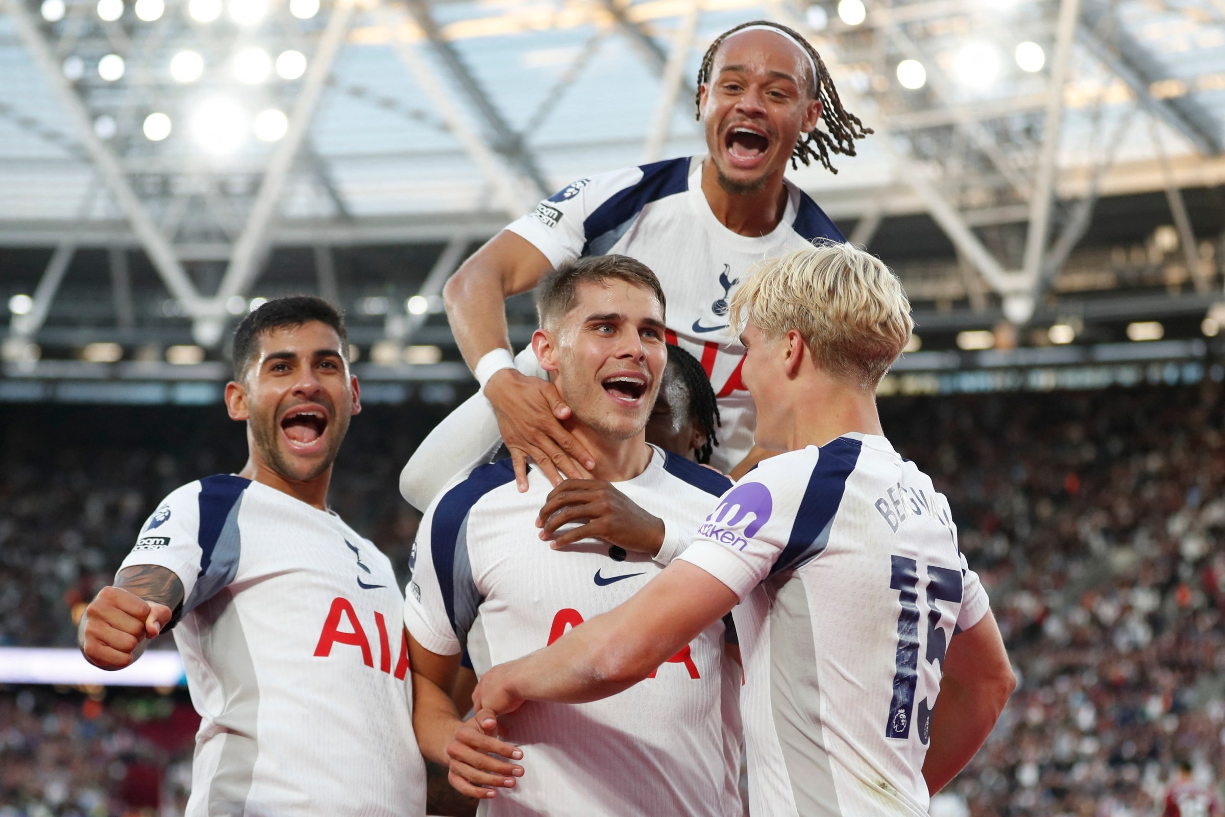 nhan-dinh-soi-keo-leeds-vs-tottenham-luc-18h30-ngay-4-10-2025-1